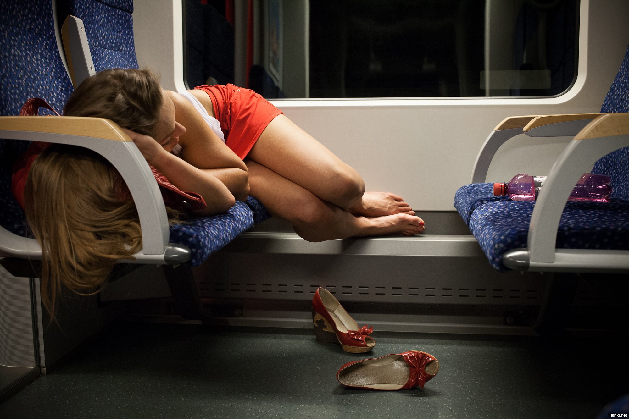 Спящие Девушки В Купейном Вагоне Фото