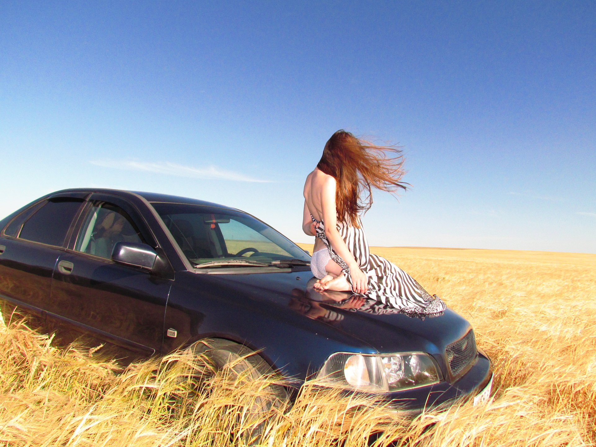 Жена на природе голая стоит у машины фото