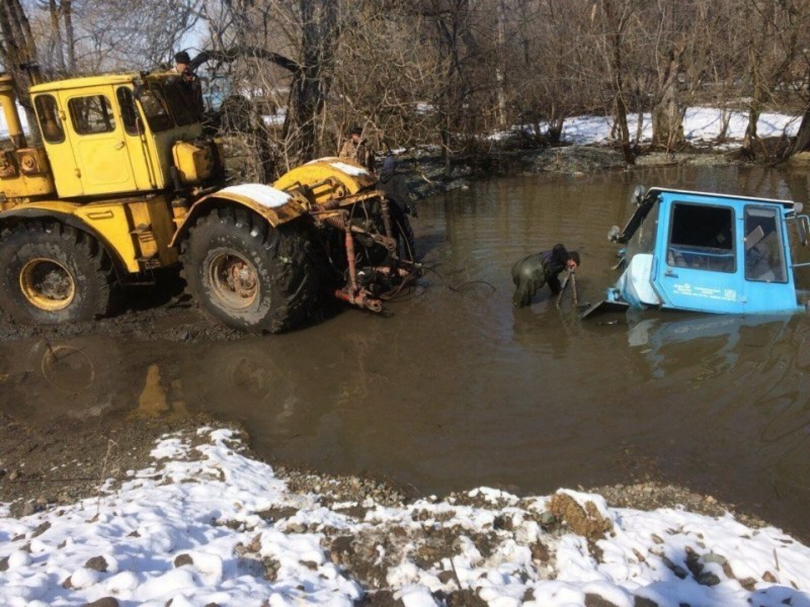 Трактор утонул. ДТ 75 утонул в болоте. ДТ 75 В грязи. Трактор МТЗ 80 по грязи.