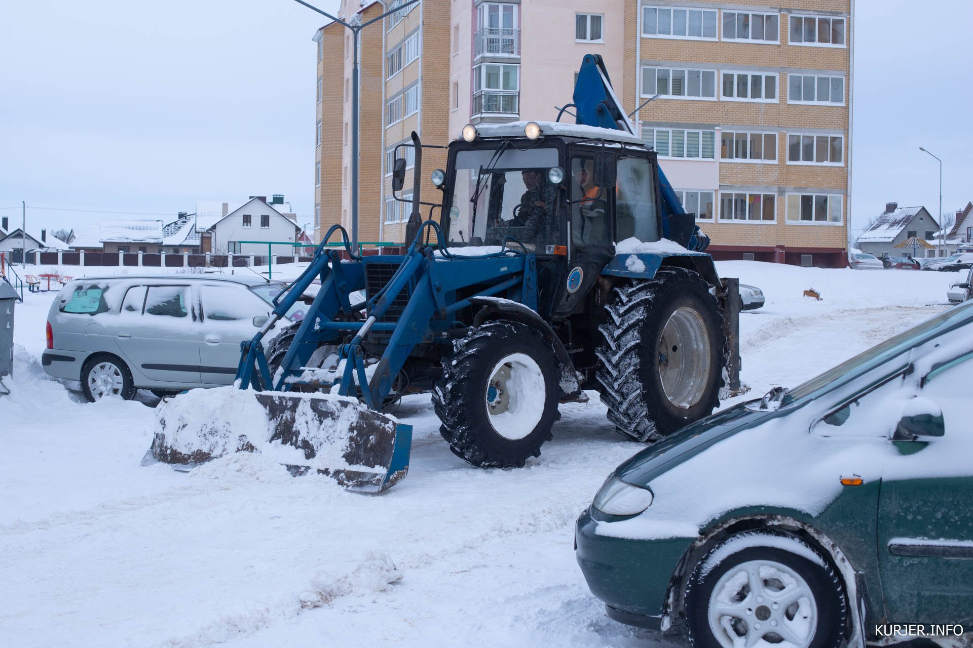 Трактора чистят дороги. Трактор МТЗ 82 убирает снег. Трактор МТЗ убирает снег. Трактор для чистки дорог от снега. Уборка снега трактором во дворе.