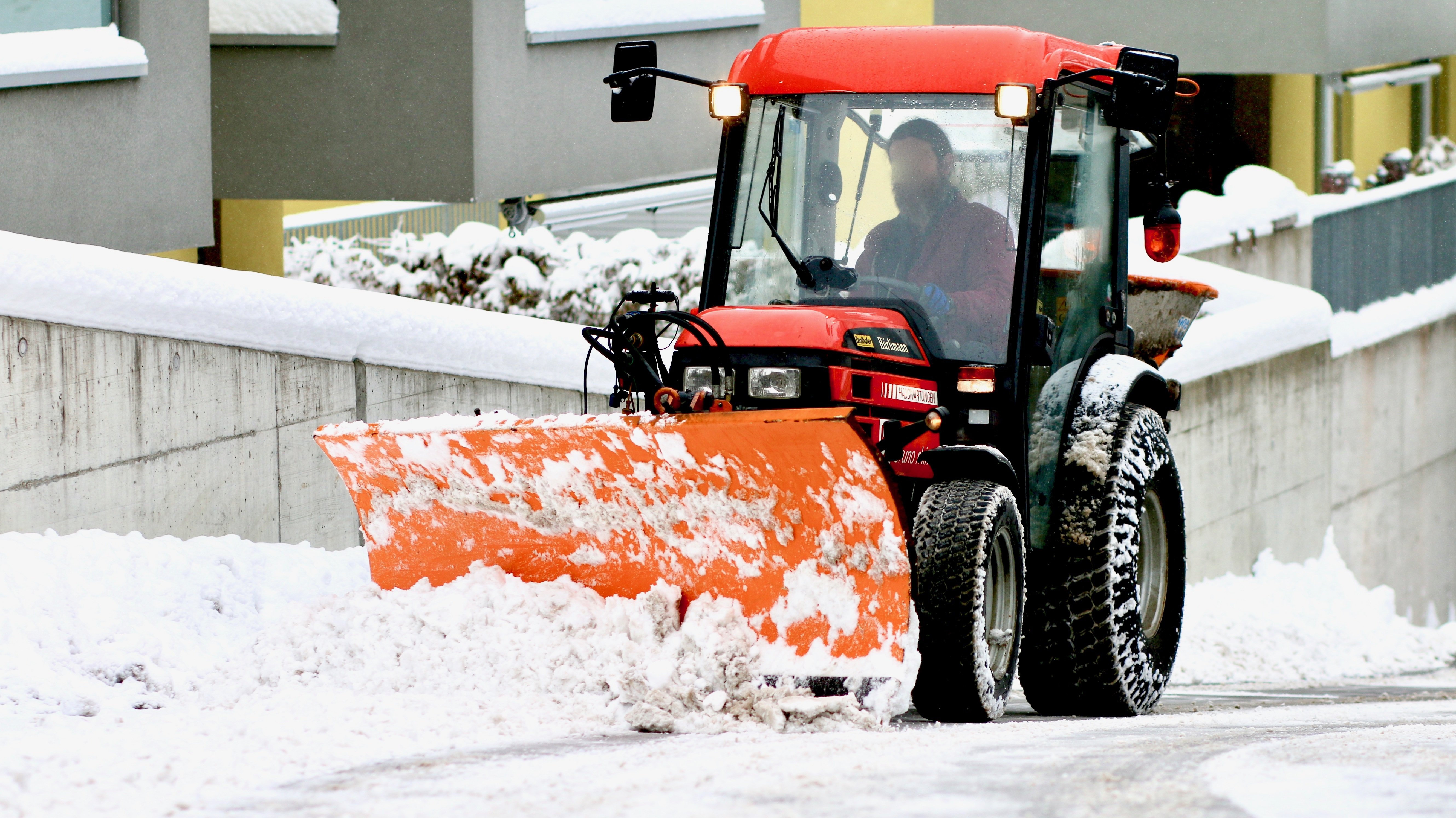 Трактора чистят дороги. Трактор зима 70гкб. Мини JSB для уборки снега. Плужно-щеточный снегоочиститель. Snow Plough снегоочиститель.