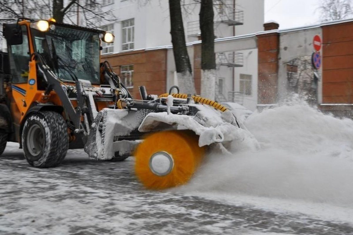 Очистка улиц от снега. Снегоуборочная техника. Снегоуборочный автомобиль. Снегоуборочная машина городская. Коммунальная снегоуборочная техника.