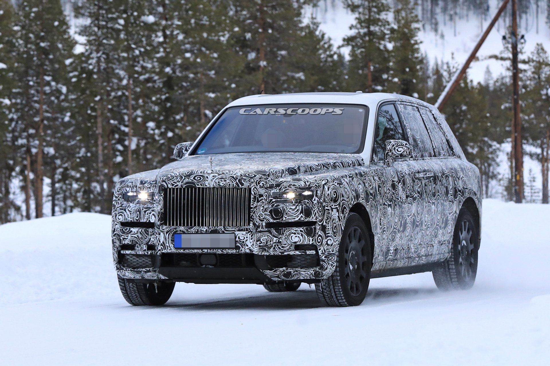 Rolls royce cullinan 2023. Винил на Роллс Ройс Куллинан. Rolls Royce Cullinan двери. Винил Ролс Ройса КАЛЕНАН. Роллс Ройс Куллинан 2022.