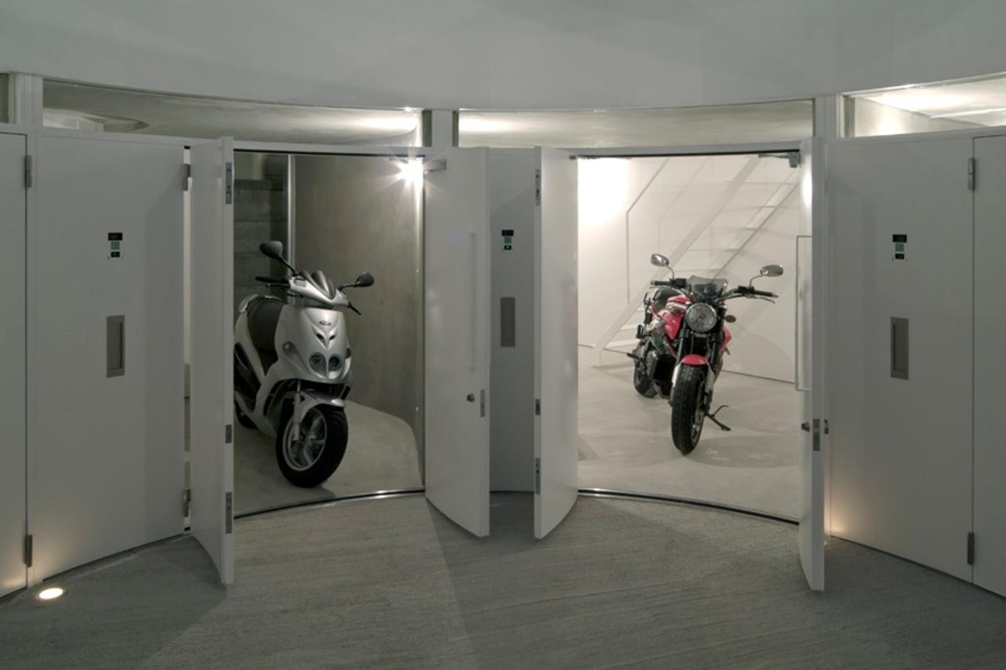 Можно ли парковать мотоцикл. Гараж для мотоцикла. Мотоцикл в паркинге. Гараж для мототехники. Мотоцикл в подземном паркинге.