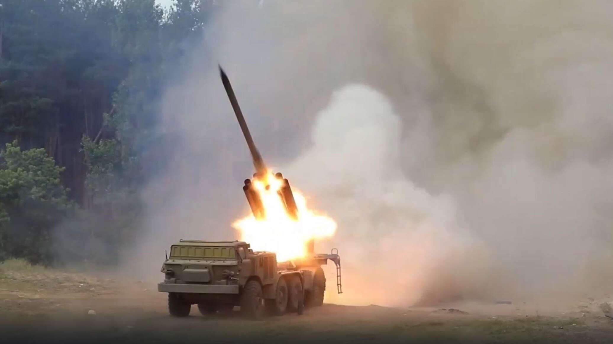 Бм 17 ураган. Система залпового огня ураган. Российский ураган. Ураган-1м реактивная система залпового огня. Зил 135 бм.