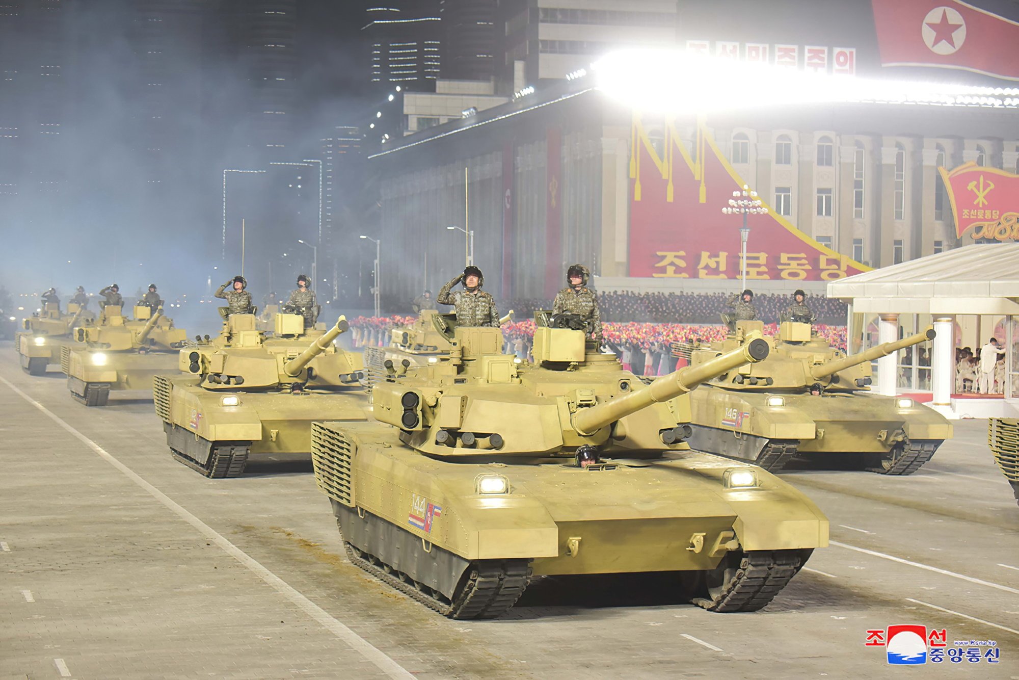 Новый танк северной кореи. Парад КНДР 2021. Новый танк КНДР 2021. Парад в Пхеньяне 2021 военный. Армия Северной Кореи техника.