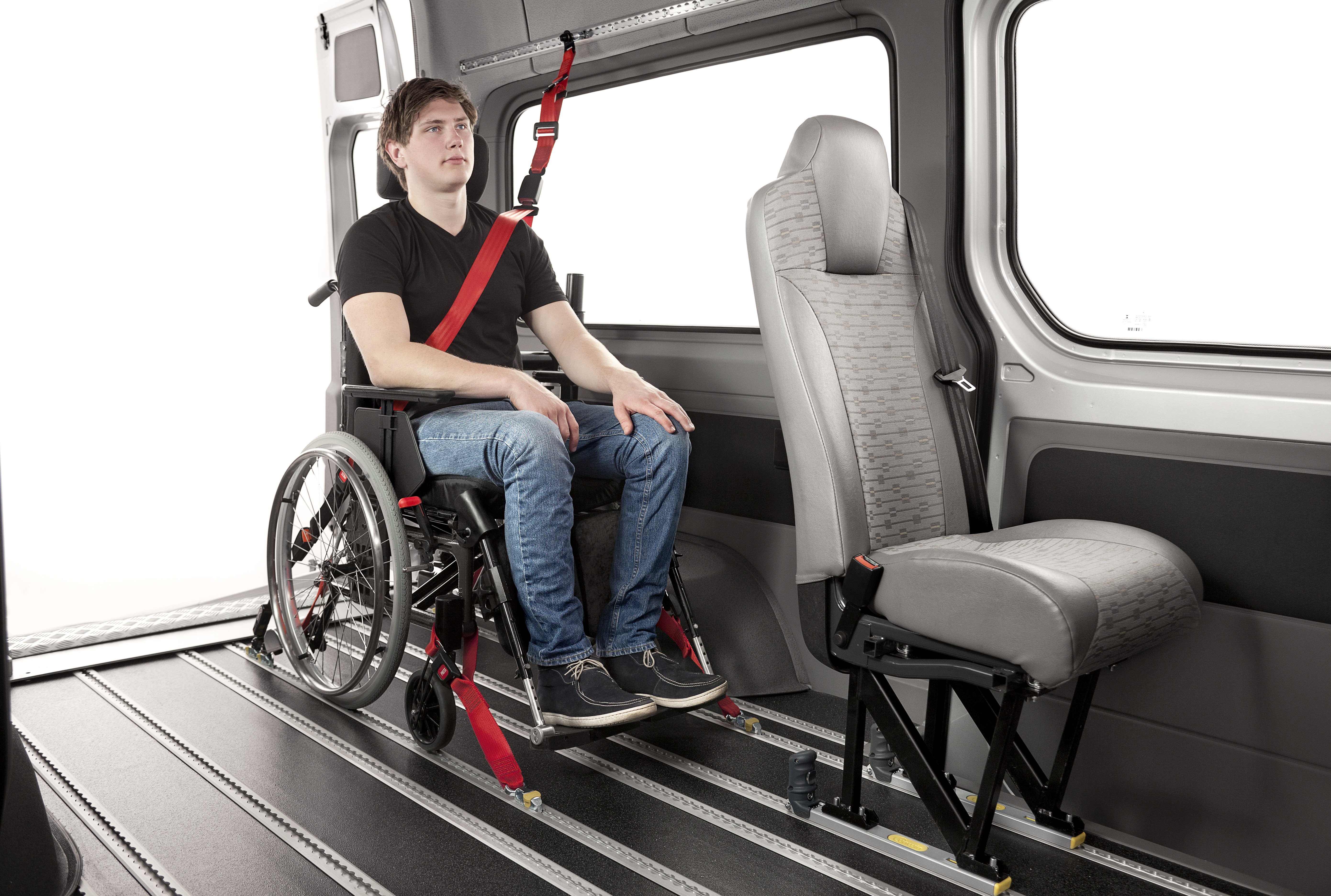 Перевозка пассажиров инвалидов. Система фиксации инвалидной коляски в транспорте. Fiat Ducato для перевозки инвалидов. Транспорт для инвалидов. Приспособления для инвалидов колясочников.
