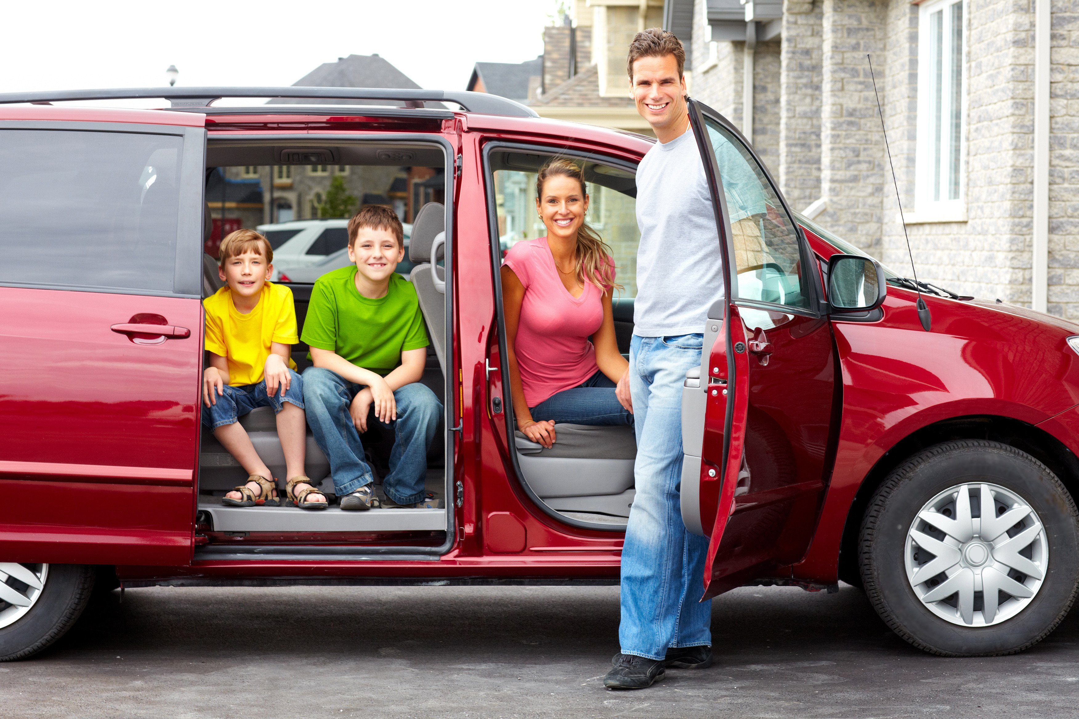 Право на бесплатный автомобиль. Семейный автомобиль. Минивэн для семьи. Семья с автомобилем. Автомобиль для большой семьи.