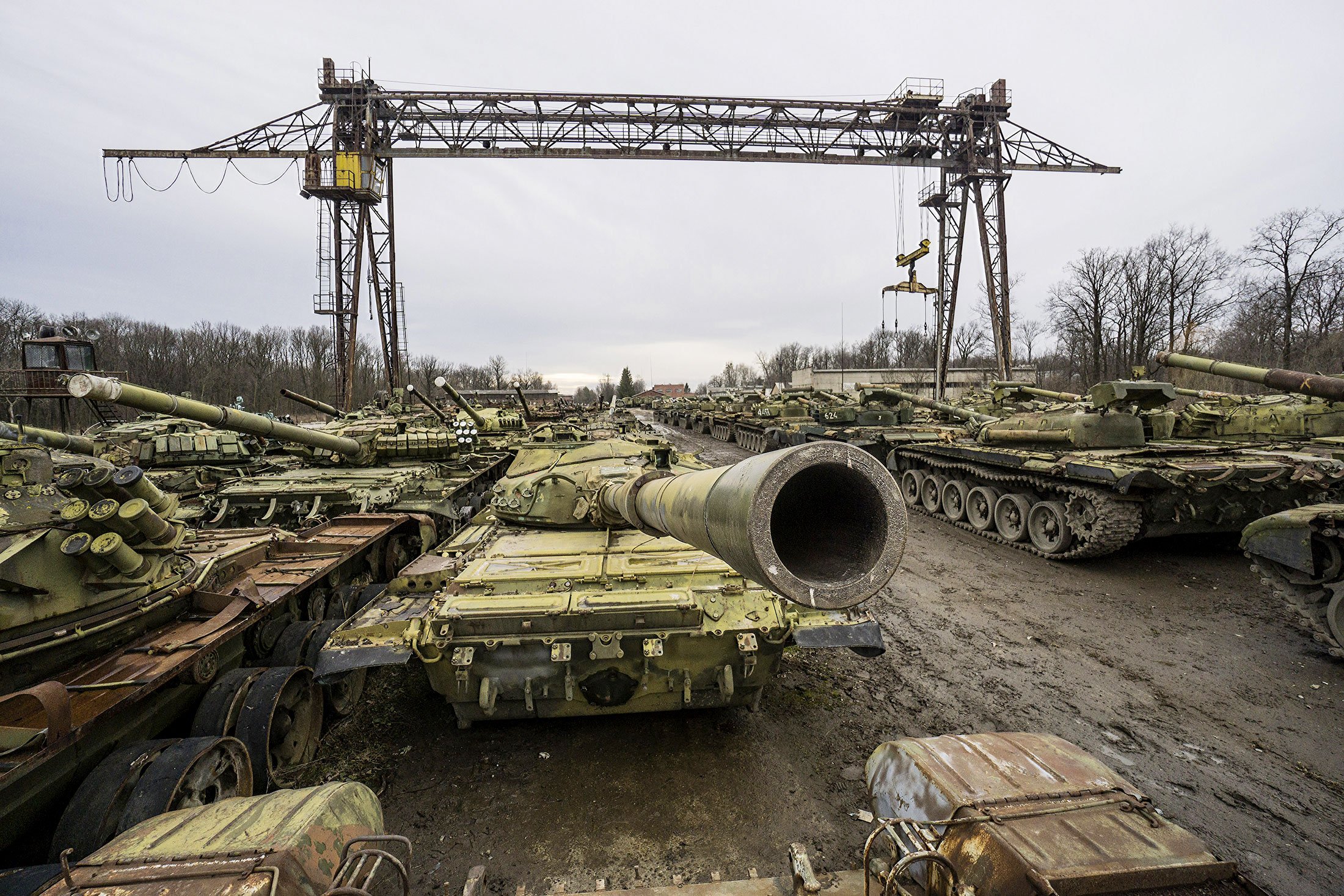 Бронетанковый завод. Львовский танкоремонтный завод. Т-55 Львовский бронетанковый завод. Кладбище танков т-72. Танки т 72 на заводе.