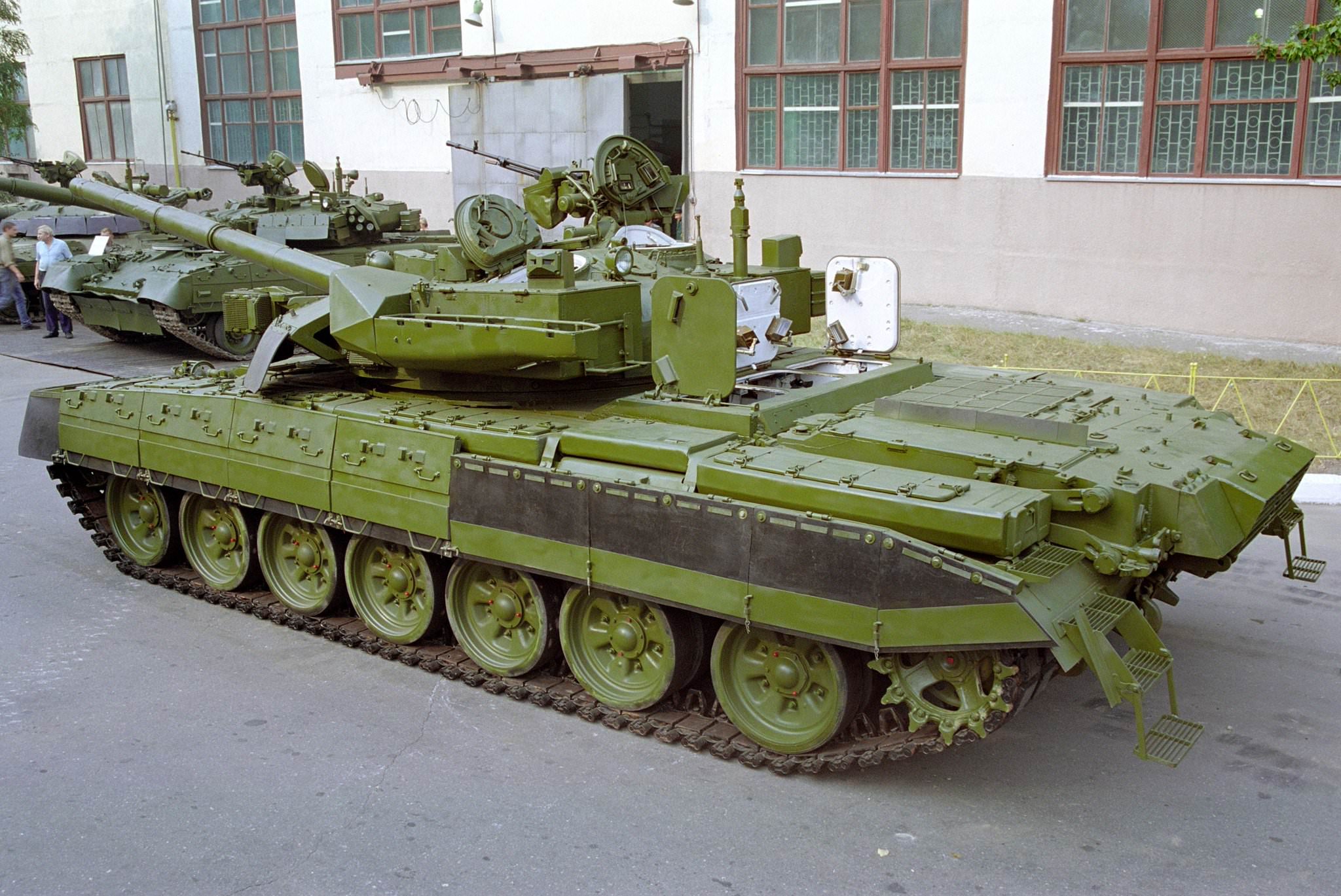 Навел танк. Тяжелый БМП БМТ-72. Боевой машины пехоты БМТ-72. БМТ-72. Т 72 шасси.