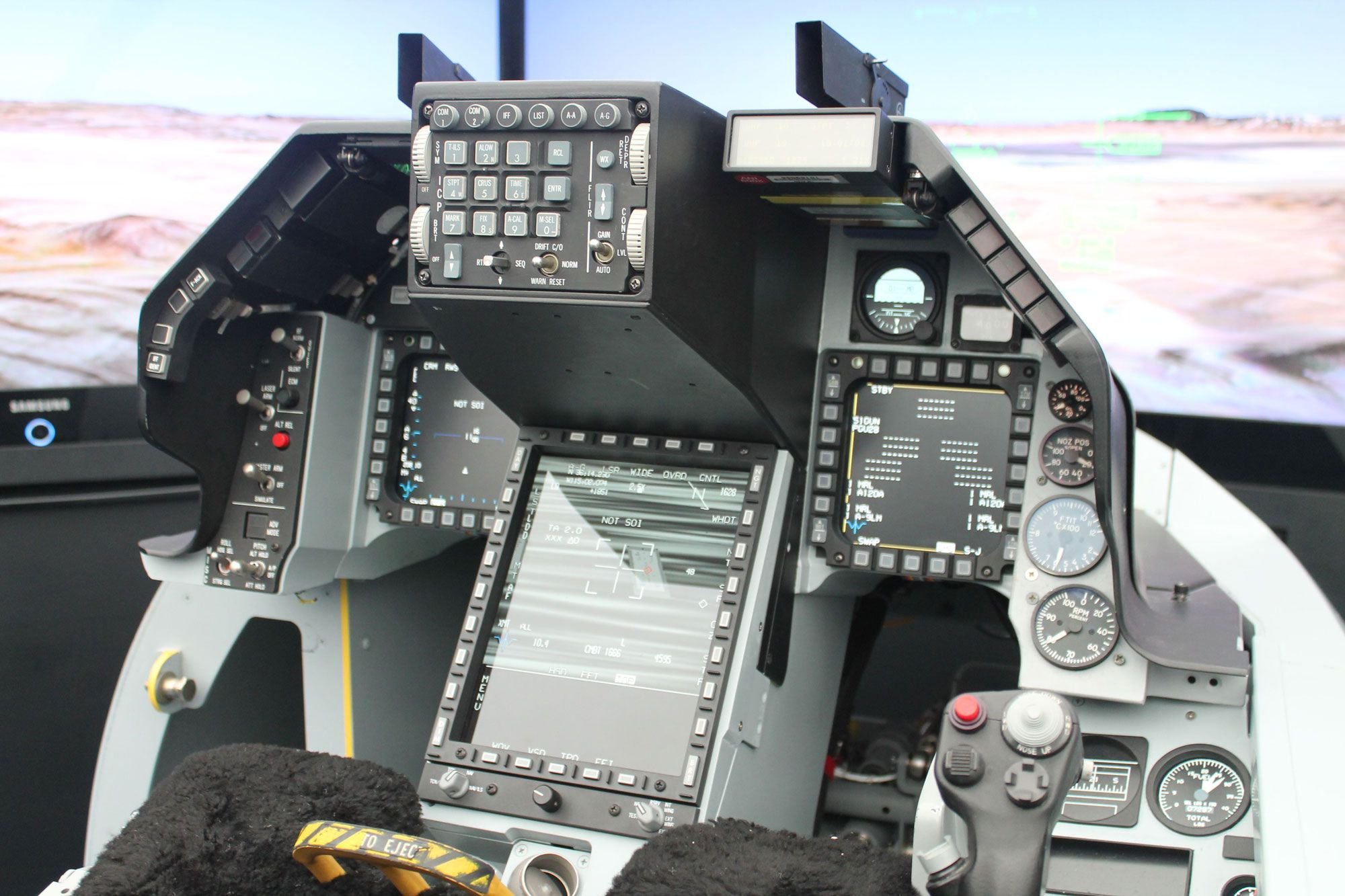 Управление истребителем. F 16 истребитель кабина. F16 кокпит. F-16 Cockpit. F-16 Block 70 Cockpit.