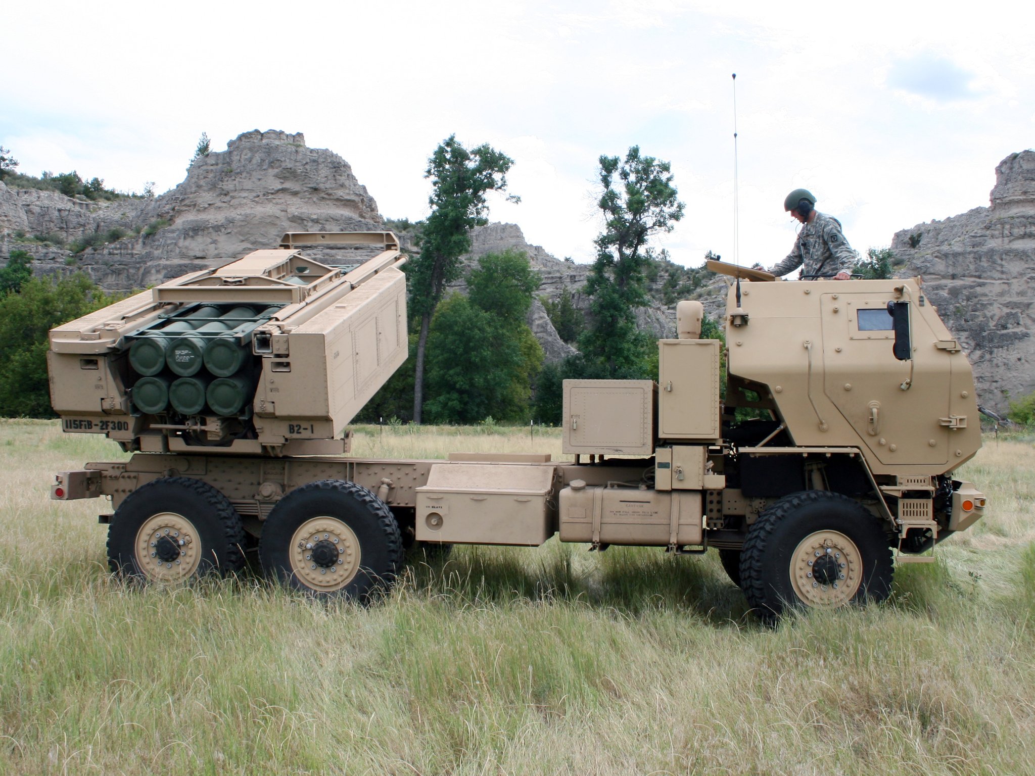 Установка хаймерс. M142 HIMARS. M142 High Mobility Artillery Rocket System (HIMARS). РСЗО m142. РСЗО м142 HIMARS.