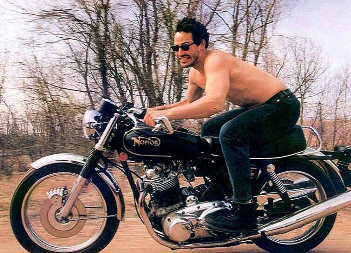 Киану Ривз на мотоцикле