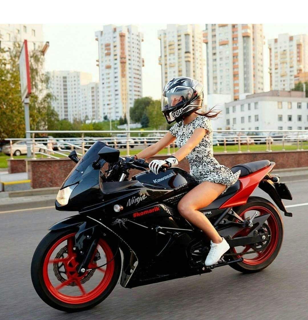 Стоит покупать мотоцикл. Мототаня Kawasaki Ninja. Светлана Лаврикова байкерша. Девушка на мотоцикле. Мотоциклы спортивные для девушек.