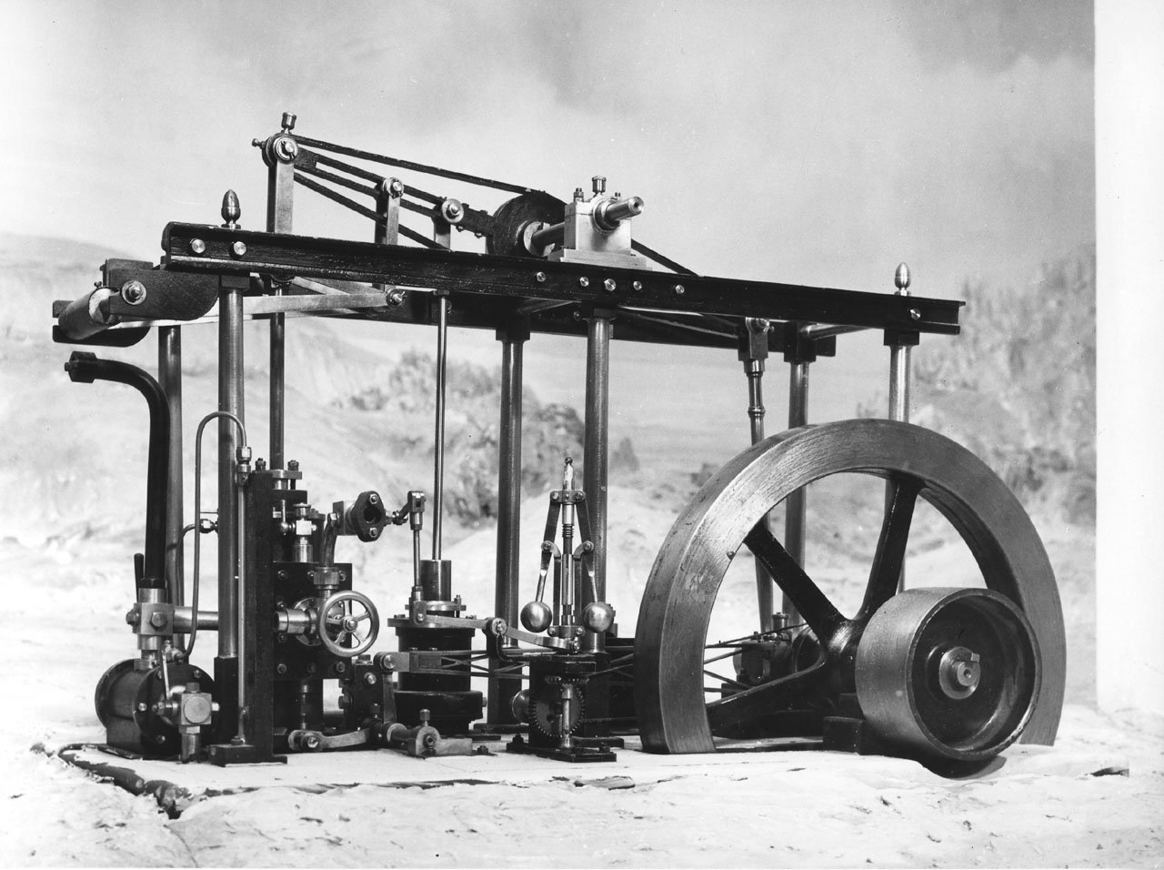 Первый в мире паровой двигатель. Паровая машина Уатта. Дж Уатт паровая машина. Паровая машина Джеймса Уатта.