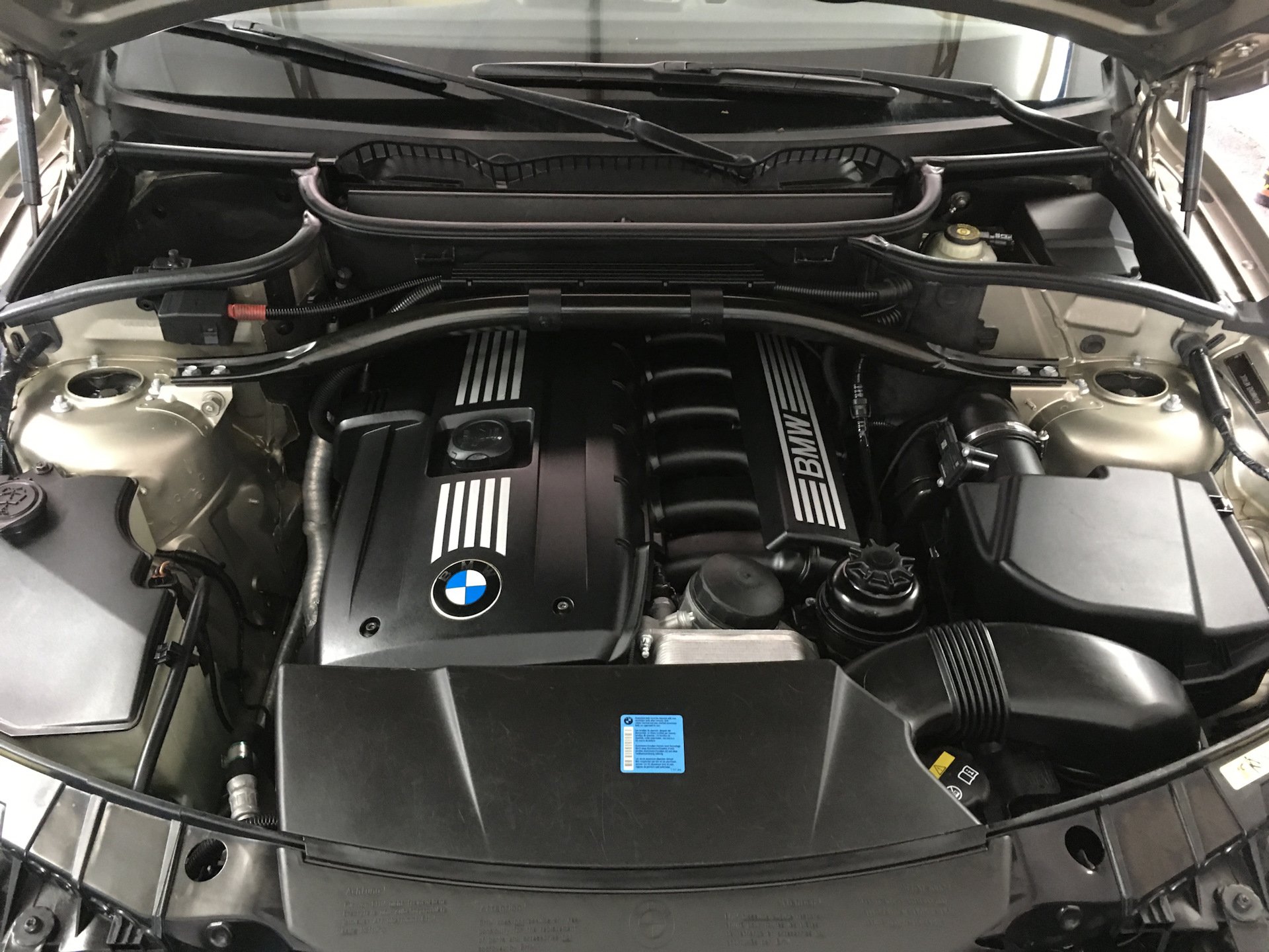 Бмв х3 2.5 бензин. BMW x5 f15 моторный отсек. BMW x3 f25 под капотом. Моторный отсек БМВ 7. BMW 3 f25 мотор.
