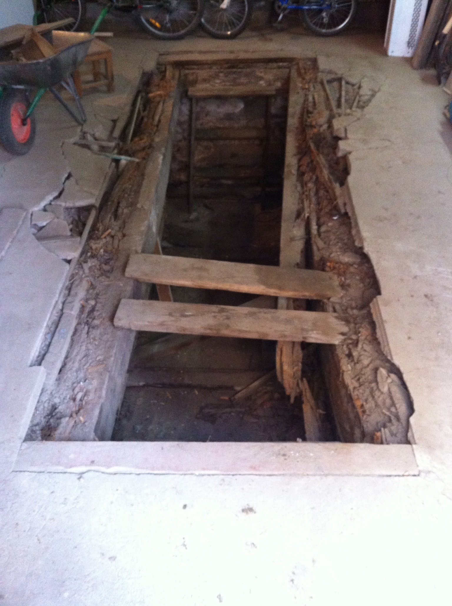 Ремонтная яма. Крышка на яму в гараже из дерева и металла размер ямы 75 на 180. Люк металлический для смотровой ямы. Яма для ремонта автомобиля. Деревянная смотровая яма.