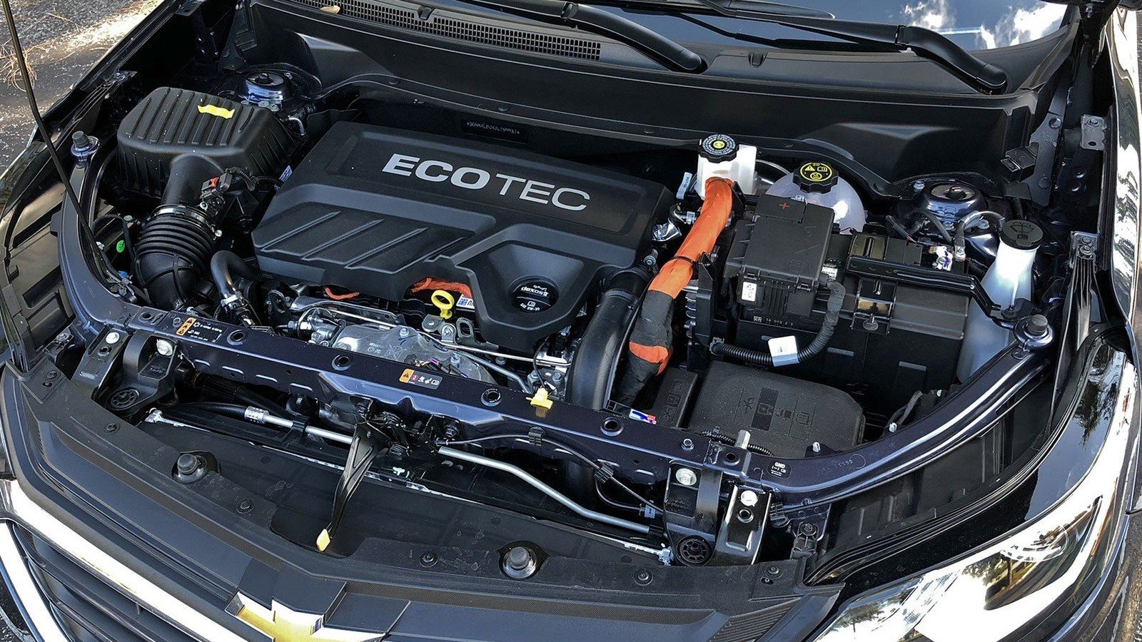 Капот шевроле эквинокс. Шевроле Эквинокс двигатель 1.5 турбо. Chevrolet Equinox 2019 двигатель. Chevrolet Equinox моторы 2.0. Шевроле Эквинокс 2017.
