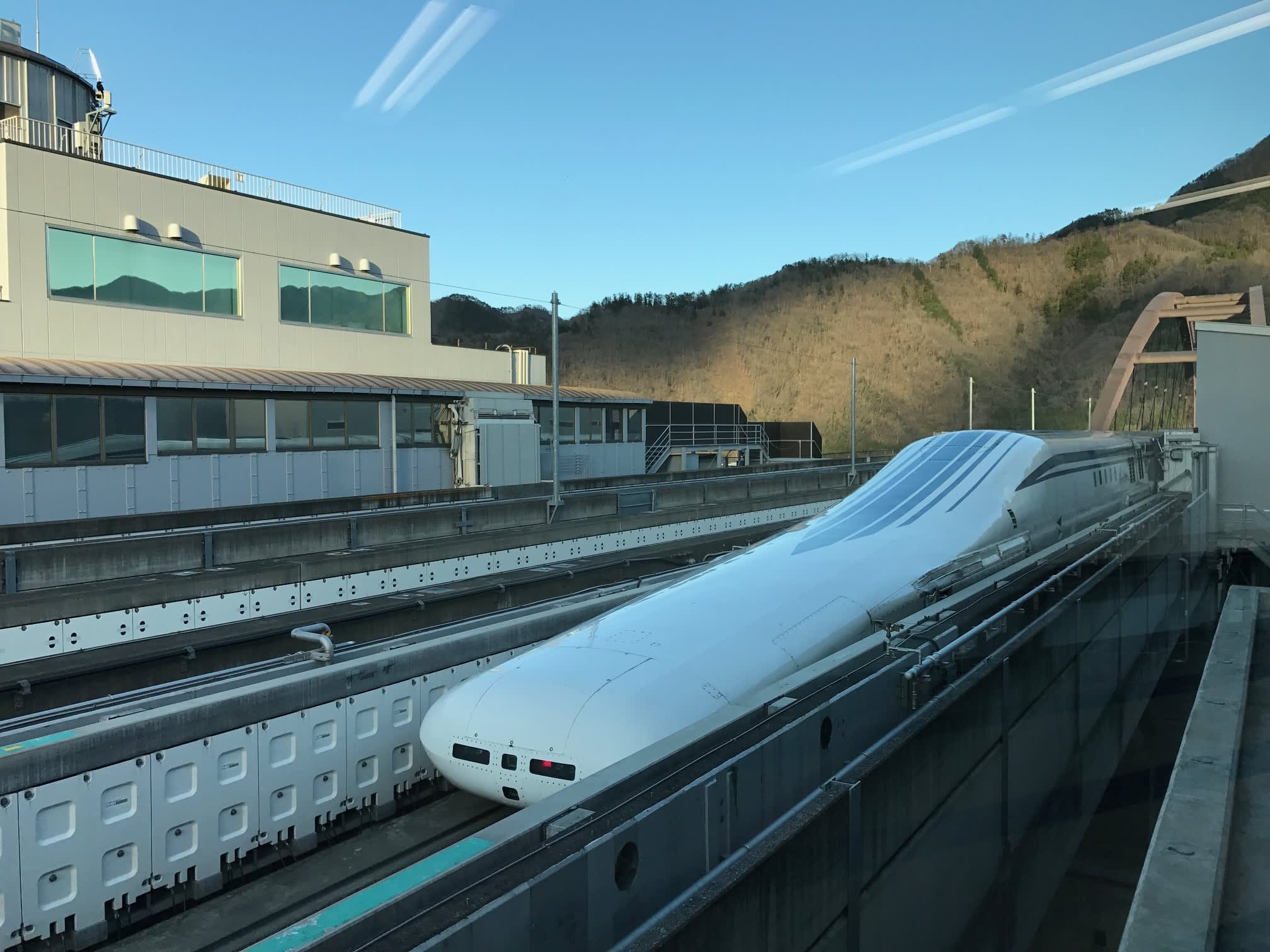 Магнитные поезда в японии. Маглев. Токио Маглев. Maglev Train Japan. Маглев поезд на магнитной подушке Япония.