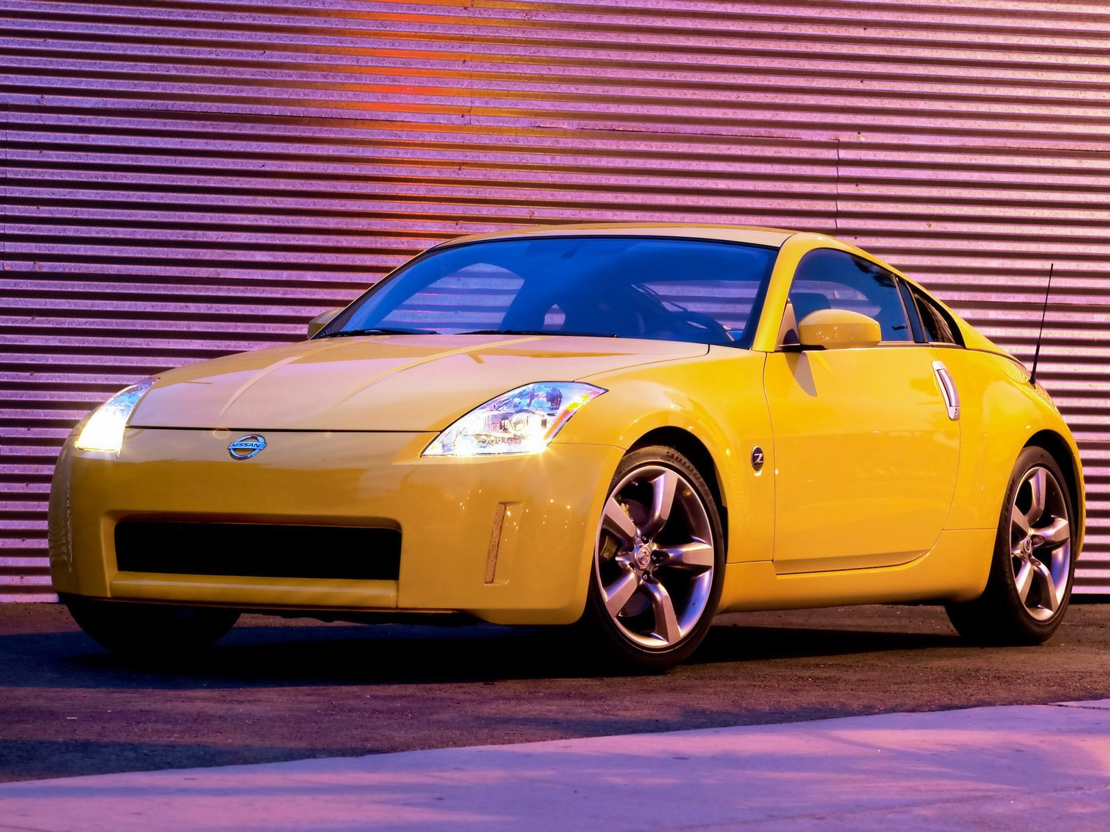 Nissan 350z желтая