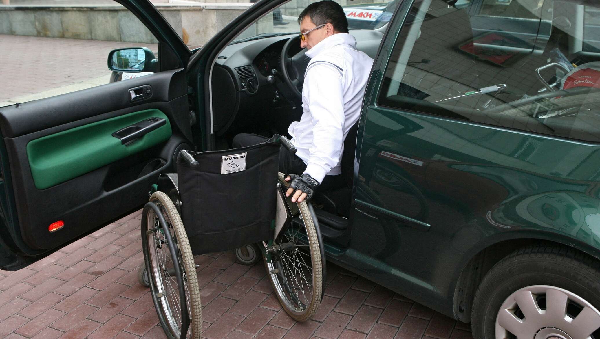 Транспортный налог для инвалидов 3 группы. Автомобиль для инвалидов. Автомобиль для колясочников. Машина для инвалидов колясочников. Машина для инвалидов колясочников с ручным управлением.