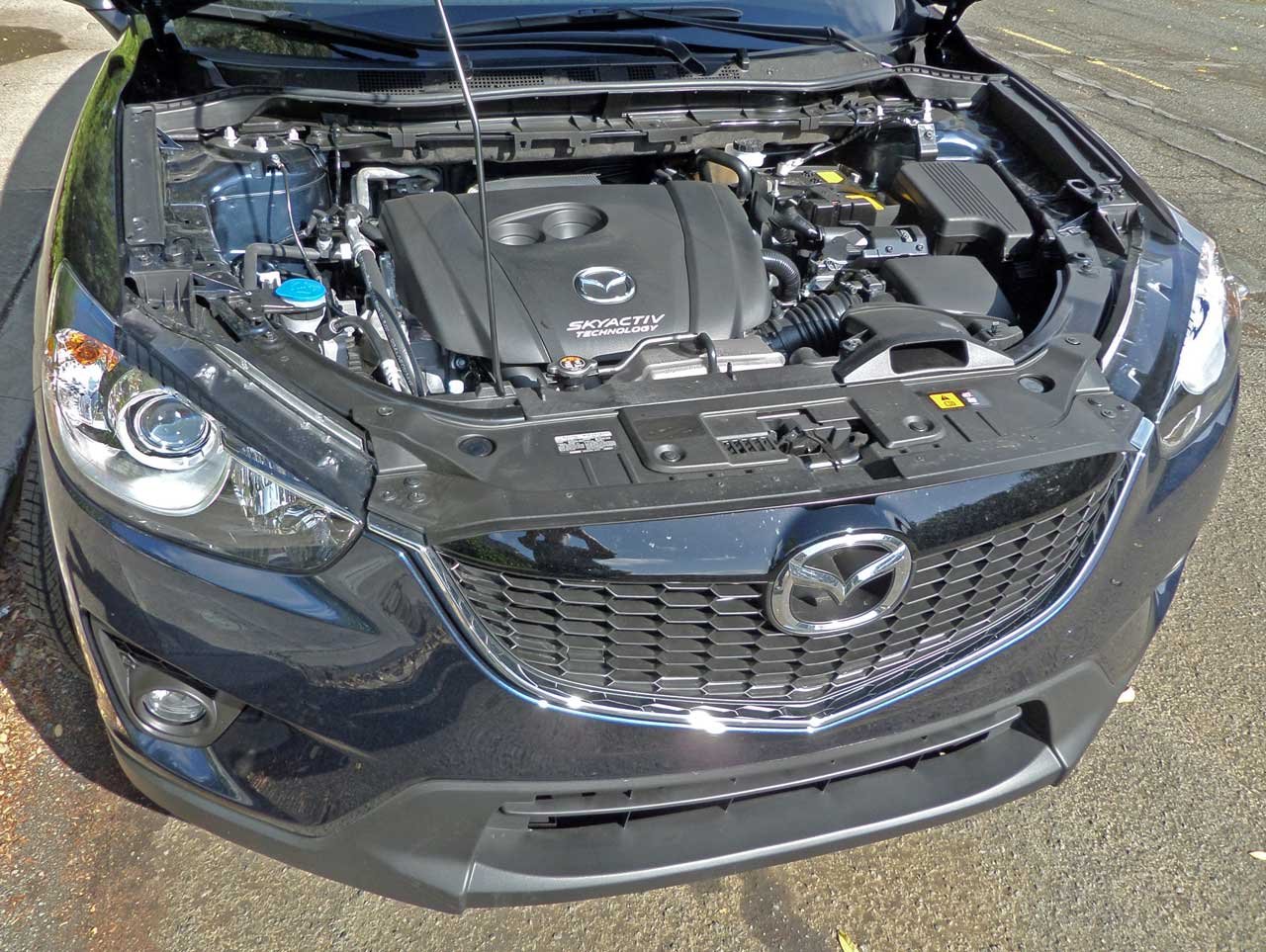 Двигатель мазда сх5 2.5. Мазда СХ-5 под капотом. Mazda CX 5 под капотом. Двигатель Mazda CX-5 2.5 2013. Двигатель Мазда cx5 2.5.