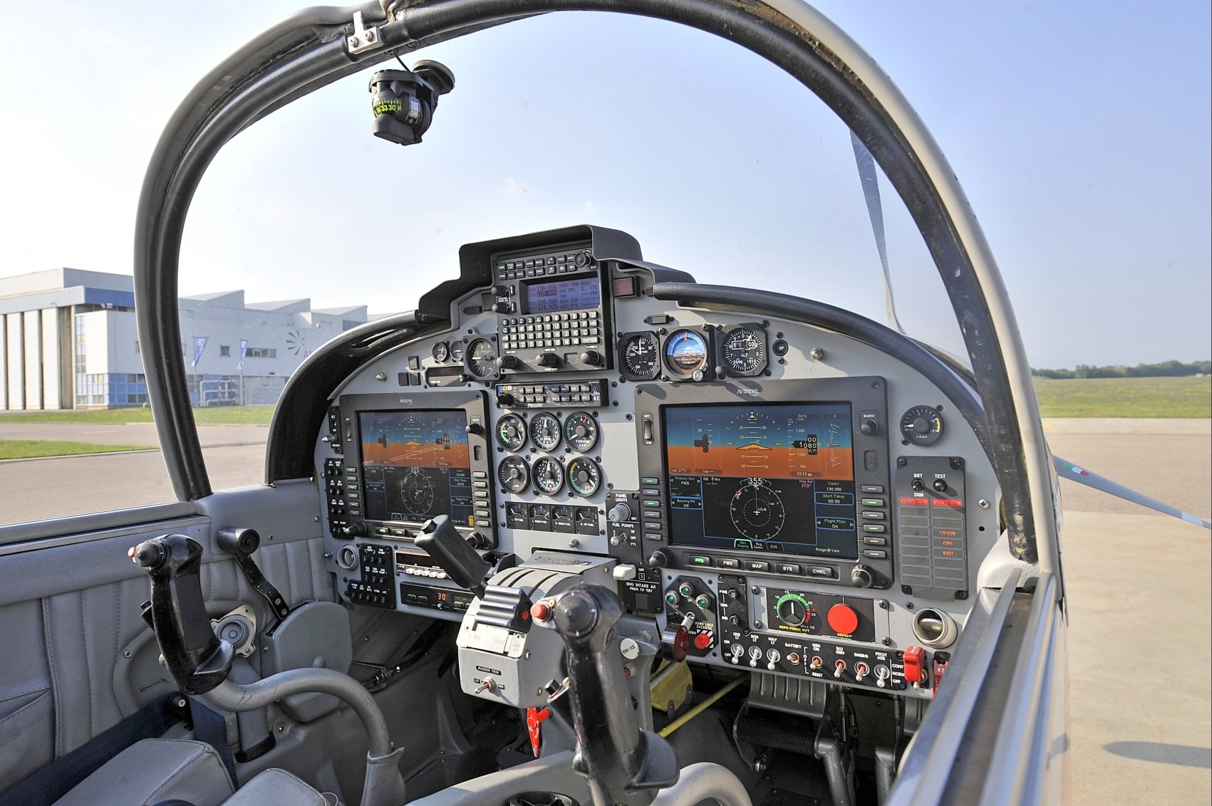 Управление истребителем. Aermacchi m-346 кабина. M-346 Cockpit. Cockpit стеклянная кабина. J-11b Cockpit.