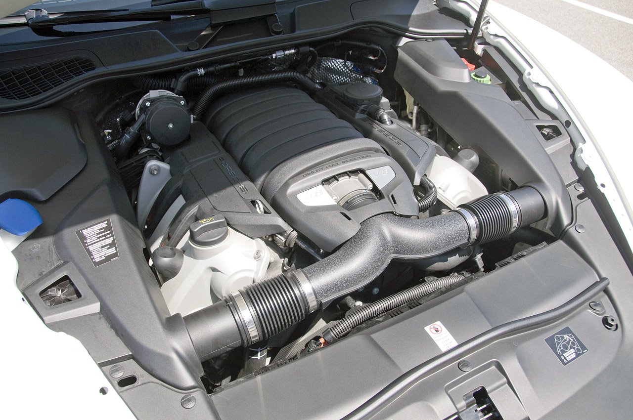 Порше кайен какой двигатель. Мотор на отсек Porsche Cayenne 958. Porsche Cayenne 958 Turbo воздухозаборник. Двигатель Cayenne 958. Porsche Cayenne 2007 engine.