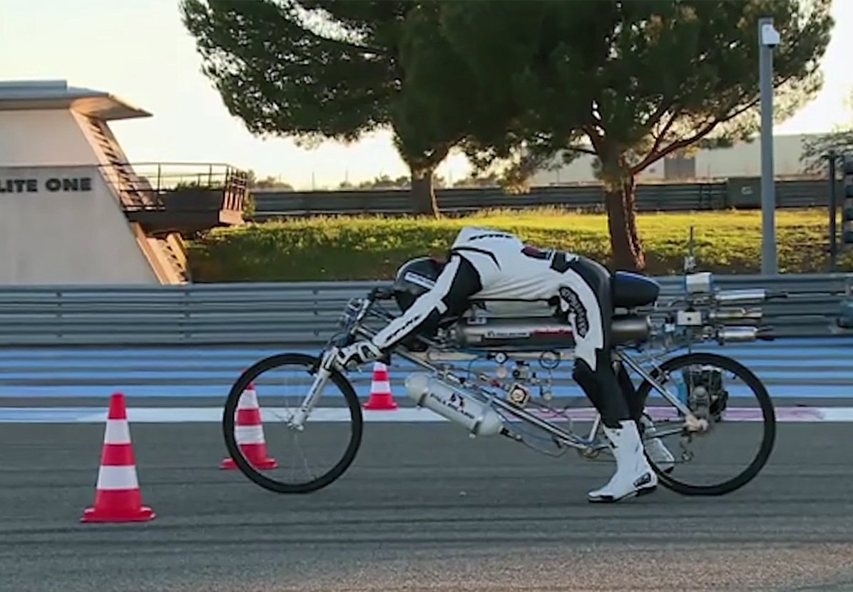 50 км ч на велосипеде. Франсуа ЖИССИ 333 км/ч велосипед. Велосипед с реактивным двигателем. Ракетный велосипед. Самый быстрый велосипед в мире.