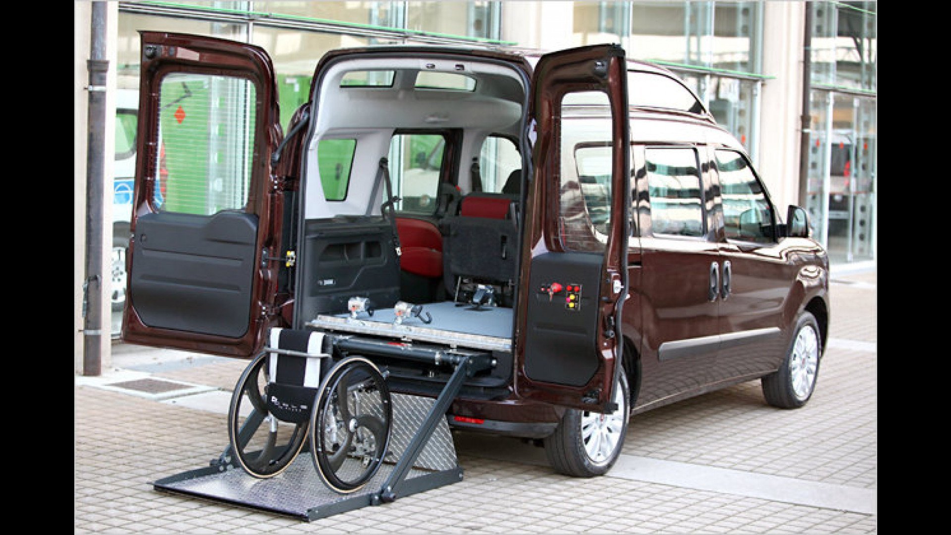 Перевозка инвалидов medportal. Fiat Doblo для перевозки инвалидов. Фиат Добло для инвалидов. Микроавтобус Fiat Doblo. Минивэн Фиат Добло.