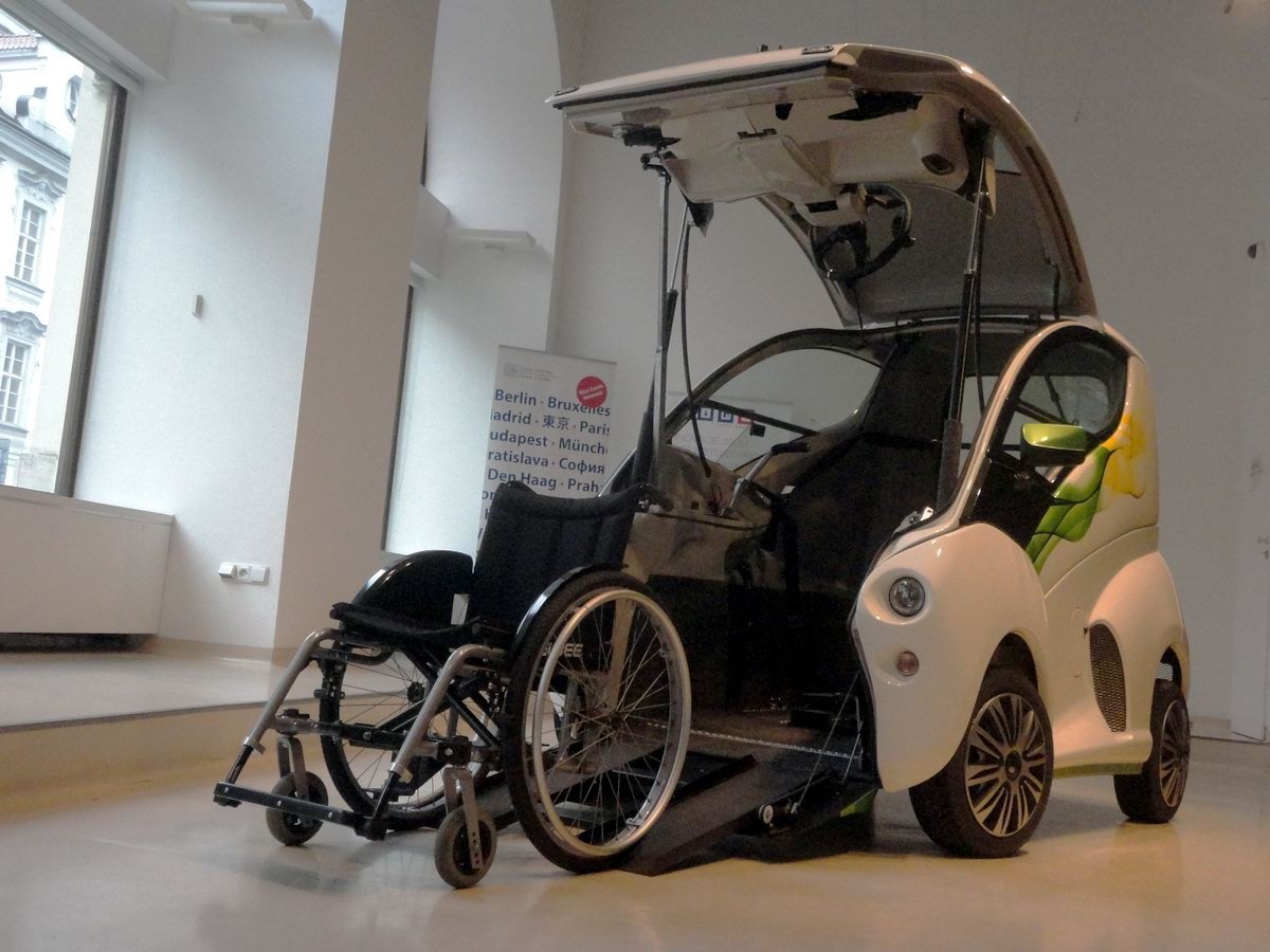 Какая машина для инвалидов. Автомобиль для инвалидов. Электромобиль для инвалидов. Автомобиль для колясочников. Автомобиль для инвалидов колясочников.