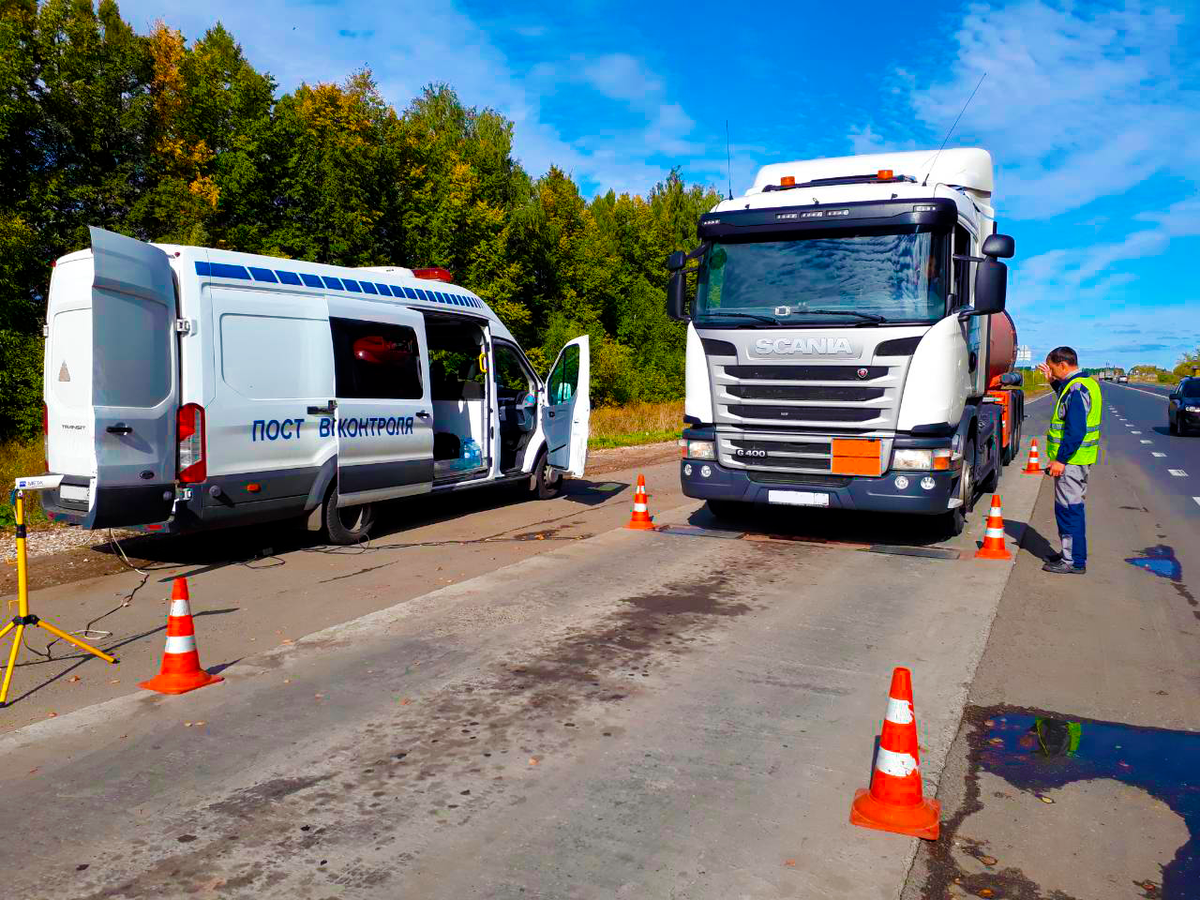 Проезд весового контроля. Передвижной пост весового контроля. Машина весового контроля. Весовой контроль для большегрузов. Весовой контроль для грузовых автомобилей передвижной.