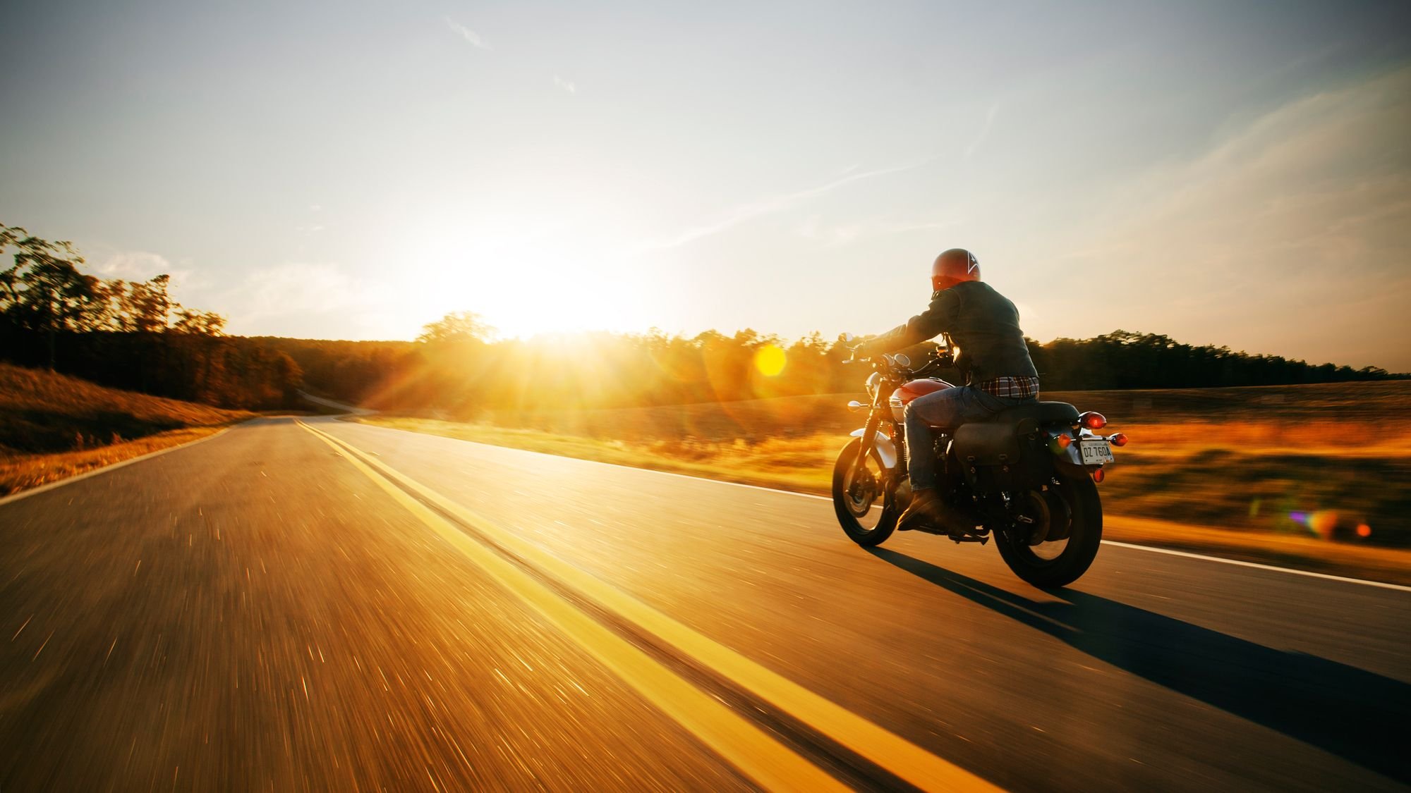 Пользование мотоциклом на дороге. Мотоцикл на закате. Мотоцикл на дороге. Мотоцикл уезжает. Мотоцикл на рассвете.