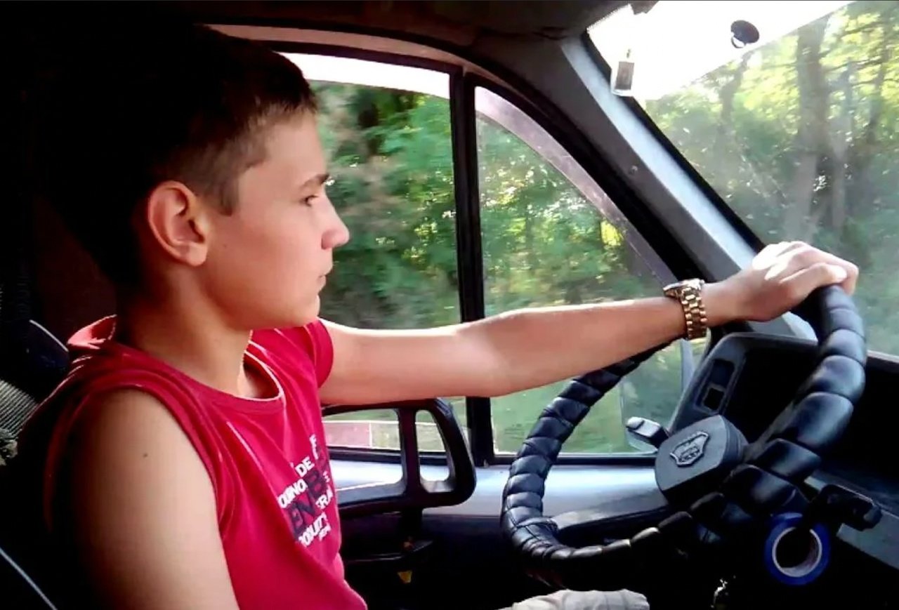 Можно ли ездить на машине летом. Школьник за рулем. Мальчик за рулем. Несовершеннолетний за рулем. Школьник в машине.