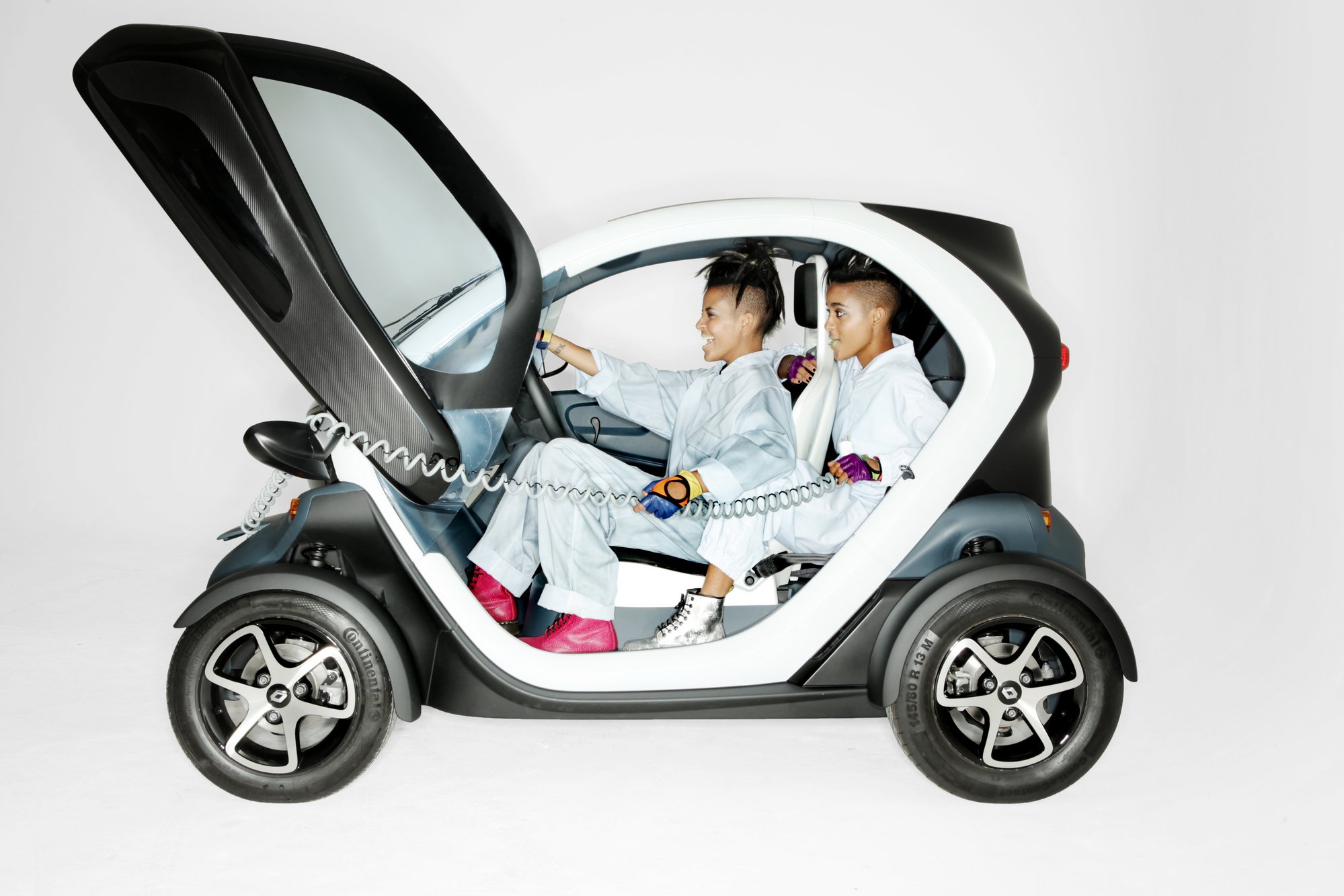 Автомобили на 2 человека. Электрический Renault Twizy. Renault Twizy 2 места. Рено Твизи с 14 лет. Renault Twizy Франция.