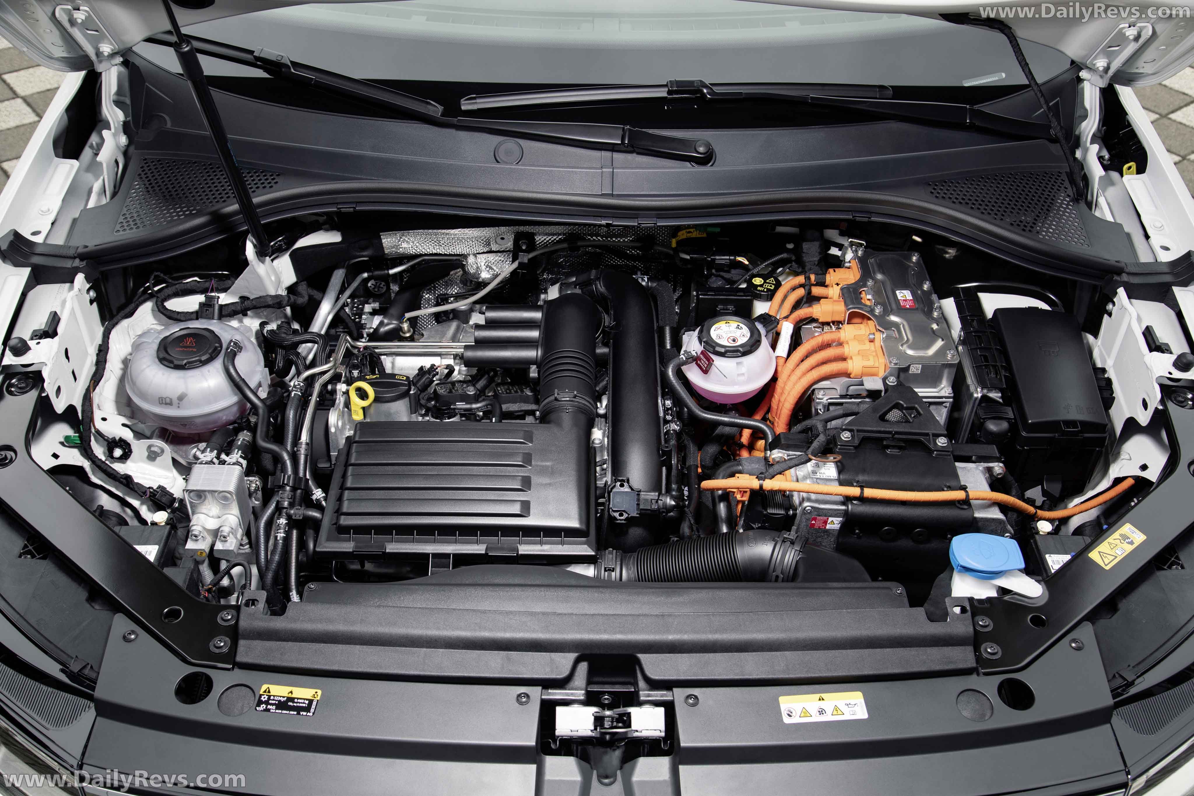 Модели двигателей volkswagen. Volkswagen Tiguan 2020 мотор. Моторный отсек Фольксваген Тигуан. Volkswagen Tiguan под капотом. Tiguan 2021 двигатель.