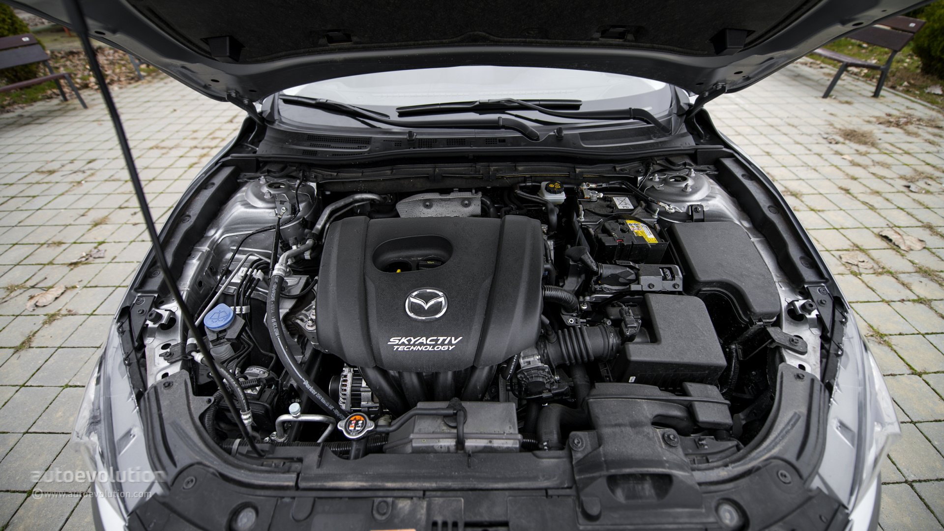 Мазда сх5 моторы. Mazda CX-5 2.3 двигатель. Мазда 3 2014 под капотом. Мазда 3 1.6 под капотом. Мазда СХ-5 под капотом.
