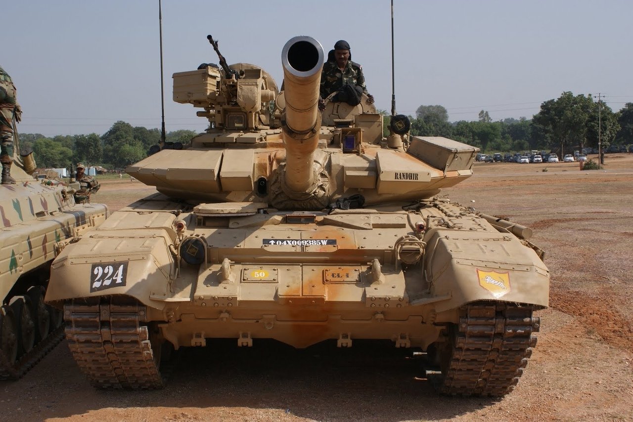 Цена танка абрамс 2023. Т-90мс. Т90 БМ. Абрамс и т90. Алжир танк т-90.