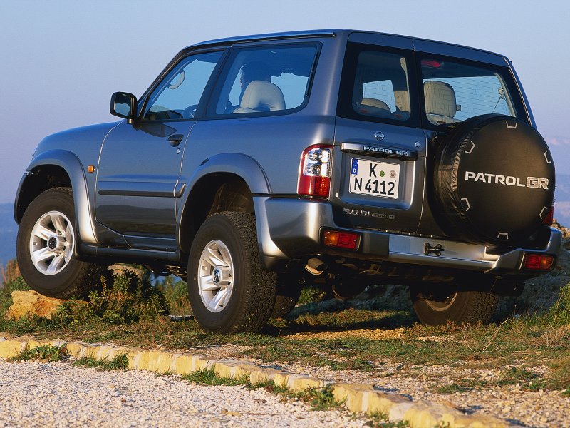 Трехдверный Nissan Patrol y61