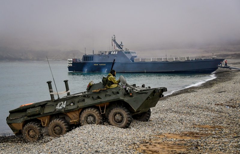 БТР-80 бронетранспортёр на воде