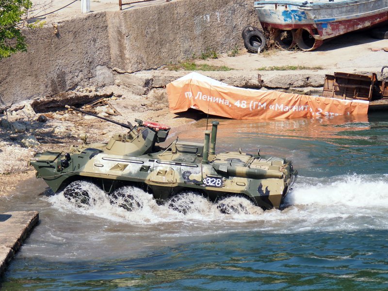 Погрузка морской пехоты на БДК