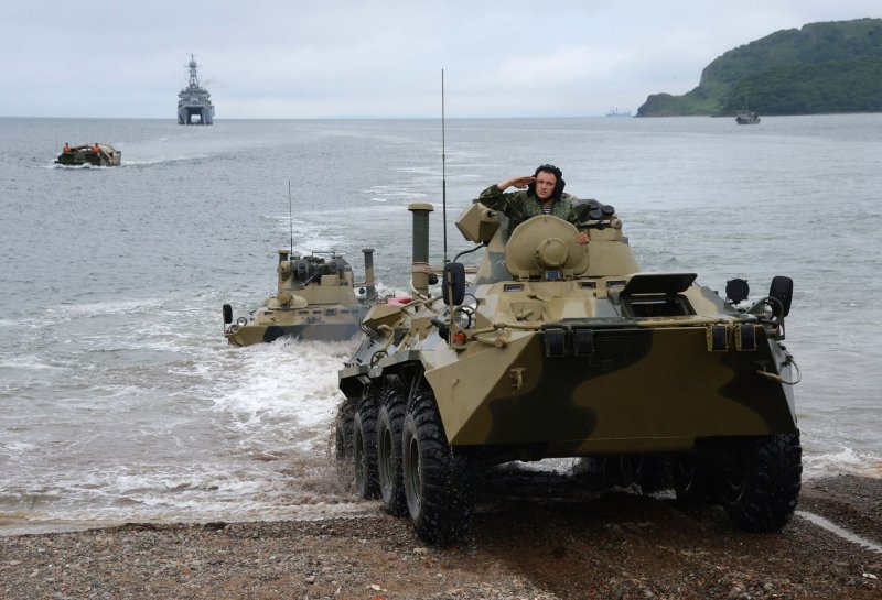 БТР-82а с десантом