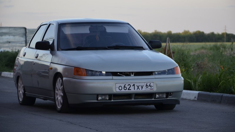 Lada 2110 с черным капотом