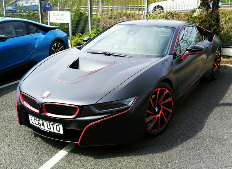 BMW i8 красная
