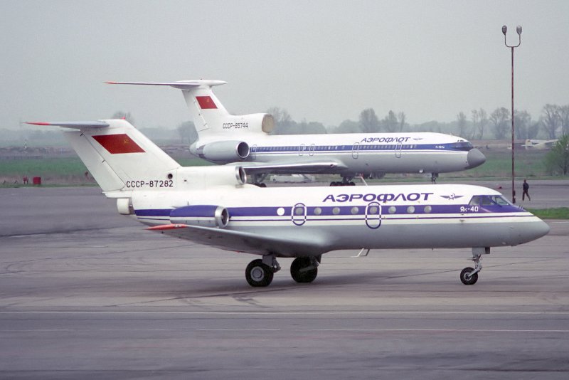 Як-40 пассажирский самолёт