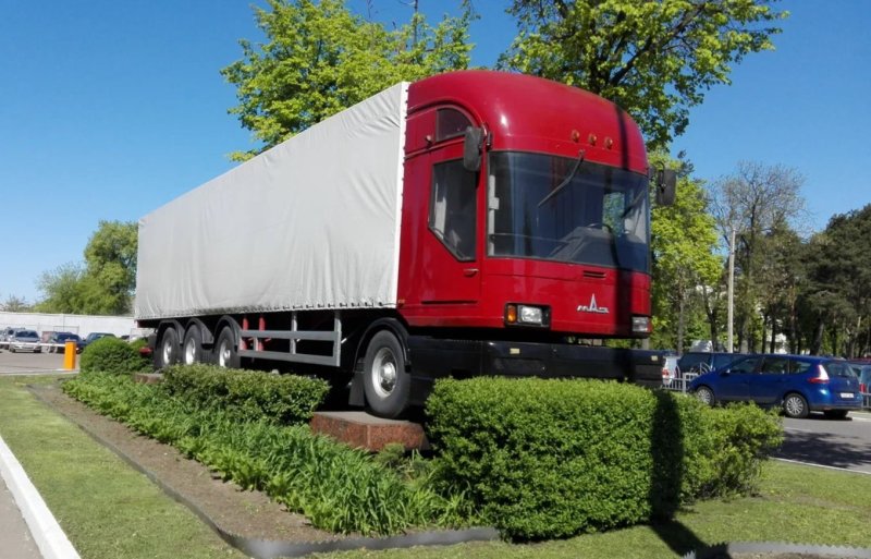 Грузовик МАЗ 2000