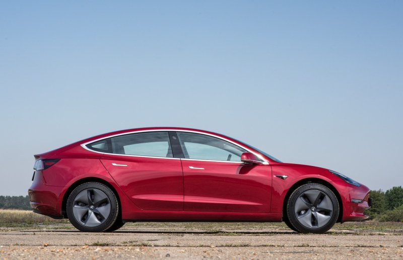 Tesla model 3 хэтчбек