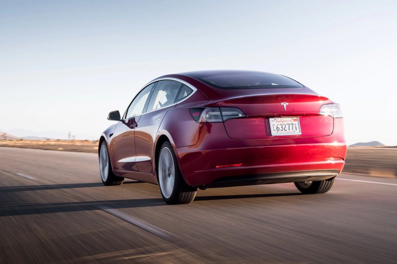 Автомобиль Tesla model 3
