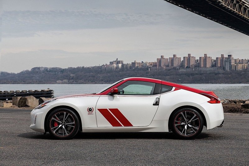 Nissan 370z желтый