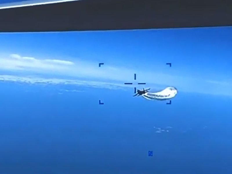 Самолет над океаном закат